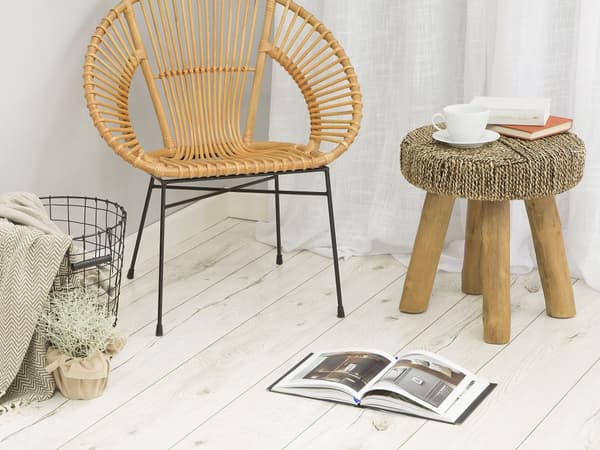 Sidebord i lyst tre teak med fotskammel i sjøgress Rustikk rå stil
