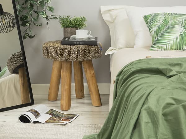 Sidebord i lyst tre teak med fotskammel i sjøgress Rustikk rå stil