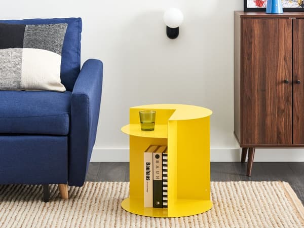 Sidebord Gult Metallbord i Rund Geometrisk Form Endebord med Hylle Aksentstykke