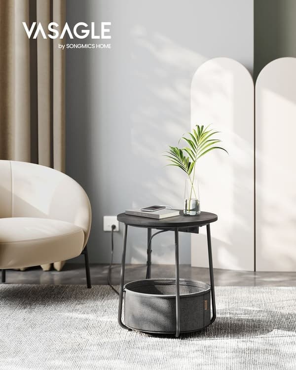 Rundt sidebord med ladestation, lille bord med stikkontakt, sofabord, USB-porte, stofkurv, stue, soveværelse,