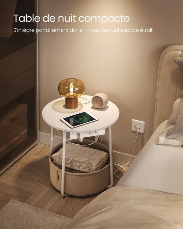 Rundt sidebord med ladestation, lille bord med stikkontakt, sofabord, USB-porte, stofkurv, stue soveværelse,