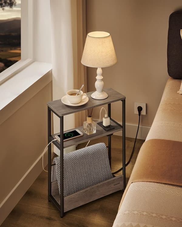 Slankt sidebord med strømskinne, 3-lags sengebord, sofaende, til små rum, magasinhylde, sovesofa