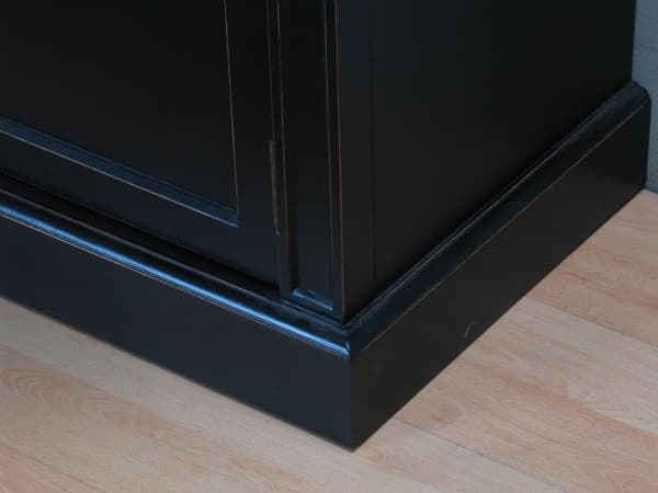 Amaretta skänk med 3 dörrar och 3 lådor svart antikpatinerad. Bredd 142 cm, höjd 86 cm.