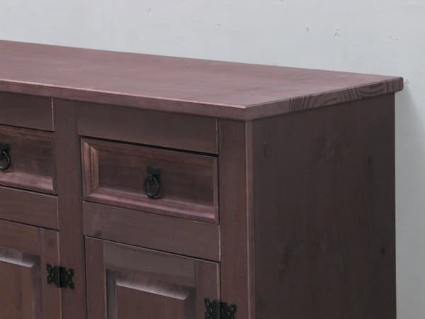 New Mexico Sideboard med 3 skuffer og 3 låger bredde 132 cm, højde 84 cm kolonial bejdse/voks.