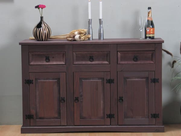 New Mexico Sideboard med 3 skuffer og 3 låger bredde 132 cm, højde 84 cm kolonial bejdse/voks.