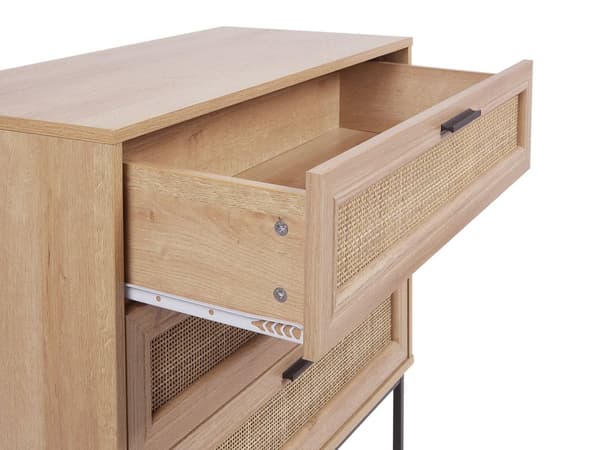Rotting 3 lådor Kommod Ljus Tillverkad Trä med Rotting Front Lådor Sideboard Framsida Svart Ram Metallben Boho Stil Vardagsrum
