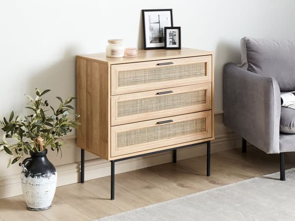 Rotting 3 lådor Kommod Ljus Tillverkad Trä med Rotting Front Lådor Sideboard Framsida Svart Ram Metallben Boho Stil Vardagsrum