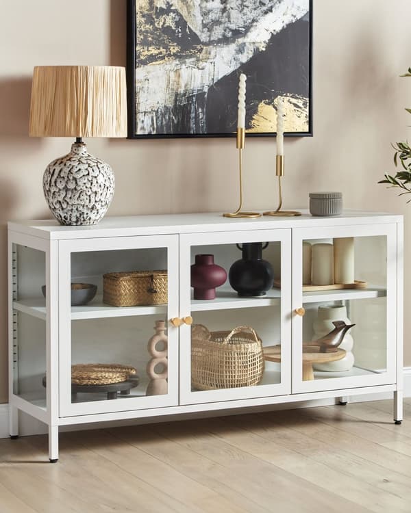 Skænk med Glaslåger Hvid Lav Metal Vitrine Kommode med Låger Industrielt Opbevaring Lang til Stuen TV Skænk Møbel Design