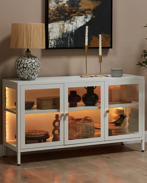 Skænk med Glaslåger Hvid Lav Metal Vitrine Kommode med Låger Industrielt Opbevaring Lang til Stuen TV Skænk Møbel Design