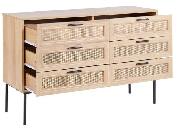 Rattan 6 skuffers commode lyst træ med rottingskuffer foran skænk foran sort ramme metalben boho-stil stue