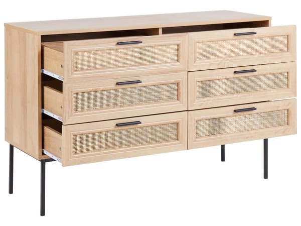 Rattan 6 skuffers commode lyst træ med rottingskuffer foran skænk foran sort ramme metalben boho-stil stue