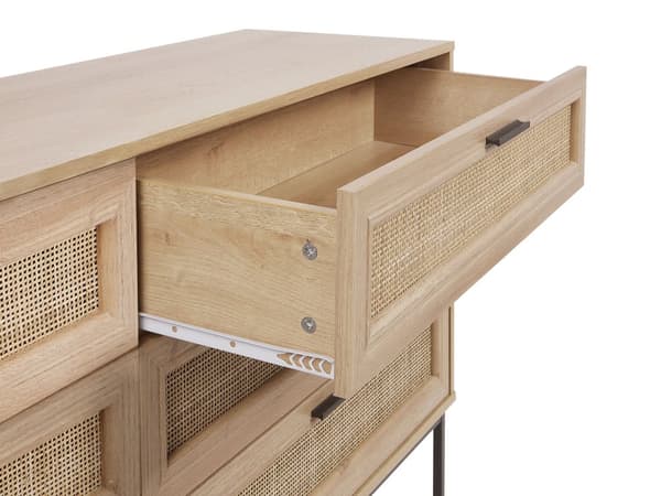 Rattan 6 skuffers commode lyst træ med rottingskuffer foran skænk foran sort ramme metalben boho-stil stue