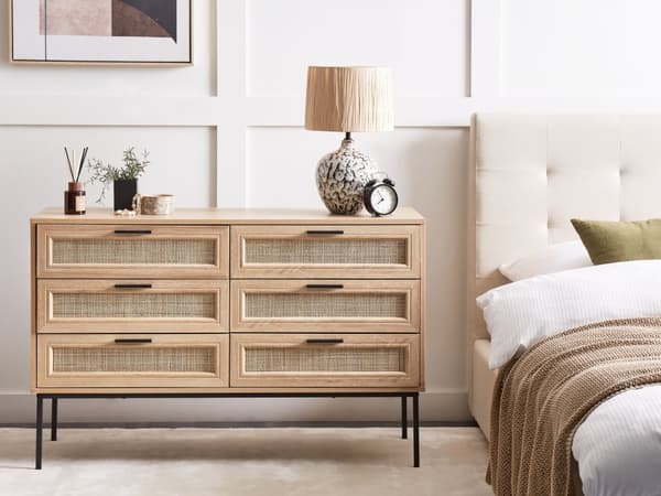 Rattan 6 skuffers commode lyst træ med rottingskuffer foran skænk foran sort ramme metalben boho-stil stue