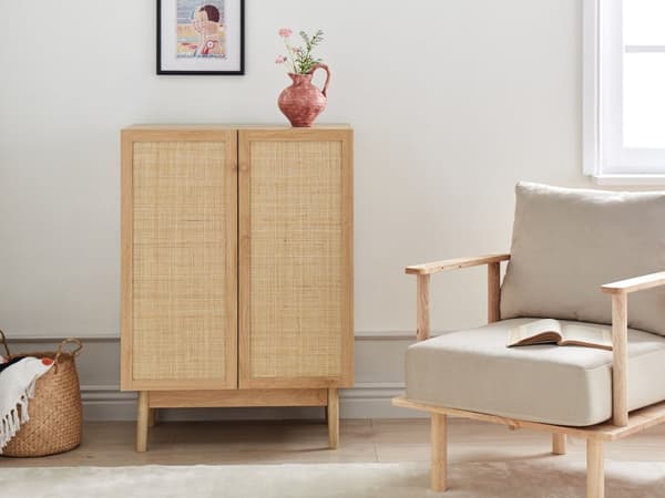 Skänk med 2 Dörrar Rotting Spånskiva Ljust Trä Furu Boho-stil Vardagsrum