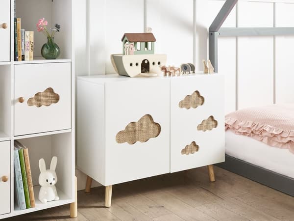 Skænk Hvid MDF Furubein med opbevaring af skymotiv i børneværelset Moderne design
