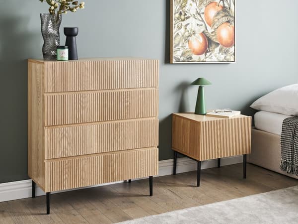 Kommode med 4 skuffer brun MDF lyst træ ribbet design moderne stue soveværelse