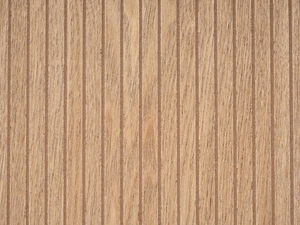 Kommode med 4 skuffer brun MDF lyst træ ribbet design moderne stue soveværelse