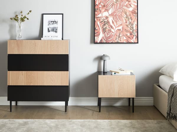 Kommode med 4 skuffer sort og brun MDF lyst træ ribbet design moderne stue soveværelse