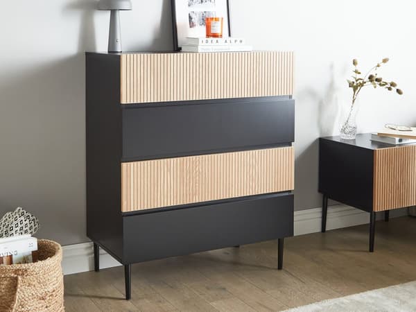 Kommode med 4 skuffer sort og brun MDF lyst træ ribbet design moderne stue soveværelse