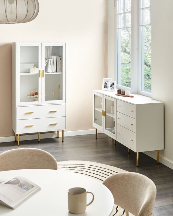 Vitrineskap Hvit MDF 160 x 80 x 40 cm Glassdører 2 hyller 2 skuffer Gulldetaljer Oppbevaring Stue Spisestue