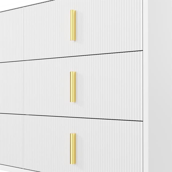Tyylikäs senkki modernilla muotoilulla – lipasto, jossa on runsaasti säilytystilaa ja kullanväriset kahvat