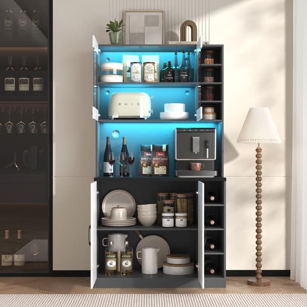 Sort/hvid tryboard med farveblokke, buffet med LED-stemningsbelysning og kabelhuller, køkkenstylter i træ