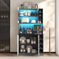 Miniatyrbillede 2 af 7: Sort/hvid tryboard med farveblokke, buffet med LED-stemningsbelysning og kabelhuller, køkkenstylter i træ