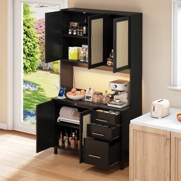 183 cm musta buffetkaappi, LED-koristevalaisimet, 2 USB, 2 pistoketta, säädettävät hyllyt, 3 laatikkoa, kultaiset metallikahvat