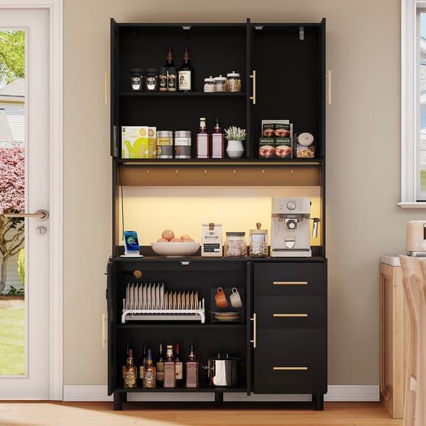 183 cm musta buffetkaappi, LED-koristevalaisimet, 2 USB, 2 pistoketta, säädettävät hyllyt, 3 laatikkoa, kultaiset metallikahvat