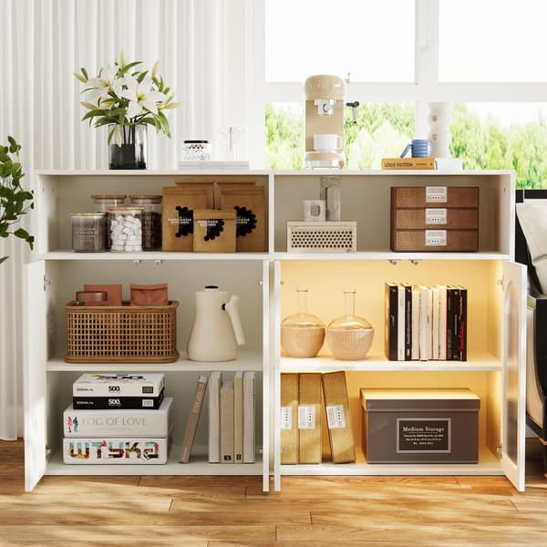 Valkoinen yksinkertainen moderni buffet-senkki, senkki lasiovella LED-valolla, vapaasti seisova puinen kaappi, keittiö, perhe, olohuone