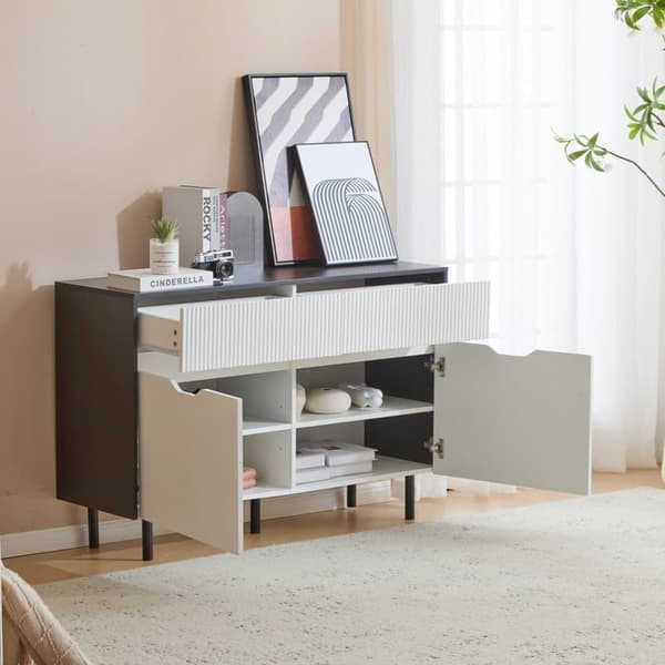 Valkoinen minimalistinen buffet-senkki uurretuilla laatikoilla, mustavalkoinen design, säädettävät hyllyt, 2 ovea