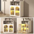 Pikkukuva 1 / 6: Valkoinen minimalistinen buffet-senkki, lasiovi ja LED-valosäilytyskaappi, 2 ovea ja avohyllyt, vapaasti seisova puukaappi, keittiöön, olohuoneeseen