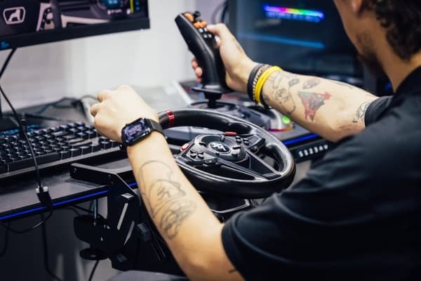 Thrustmaster SimTask styresæt, ratholder og styreknap til kørselssimuleringer med tunge køretøjer,