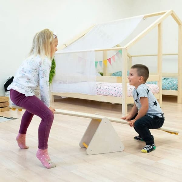 Balansspel och motorik Montessori i naturligt trä och grått