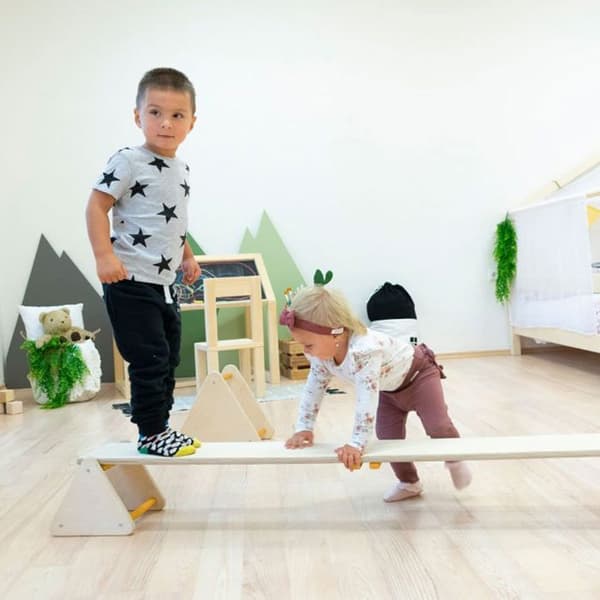 Balansspel och motorik Montessori i naturligt trä och turkosblått