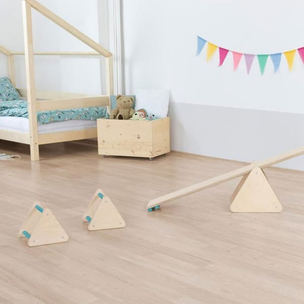 Balansspel och motorik Montessori i naturligt trä och turkosblått