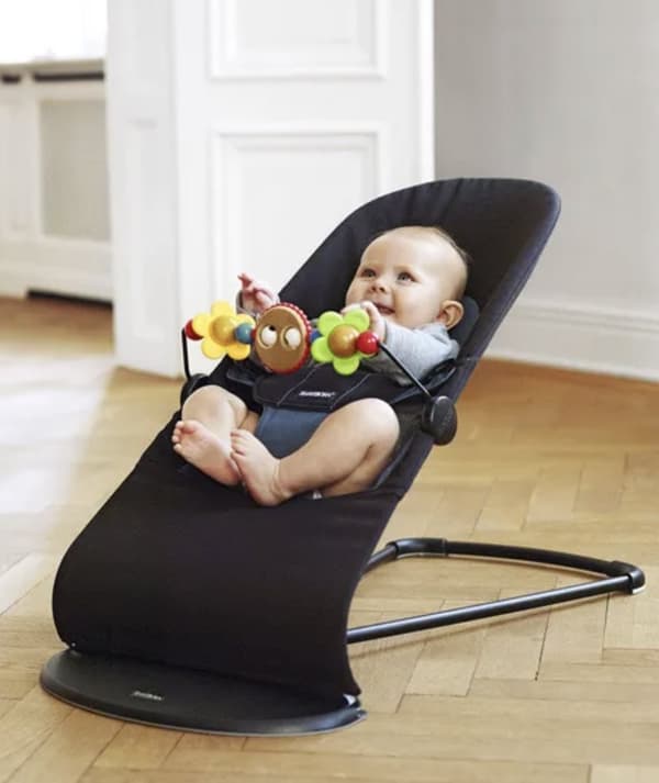 Sammenklappelig babyrocker + legetøj - sort