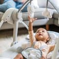 Miniatyrbillede 3 af 6: INGENUITY Baby Bouncer Foldbar Elektrisk Gynge - Lille Får - Aftagelig Bue og Legetøj, Timerindstillinger, Gynge