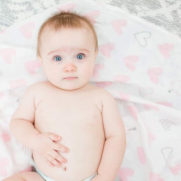 Lulujo - Muslin swaddle - Rosa hjärtan - ELEMENT FÖR BARN