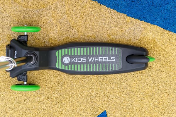 Trehjulig skoter REBEL KIDS WHEELS GRÖN