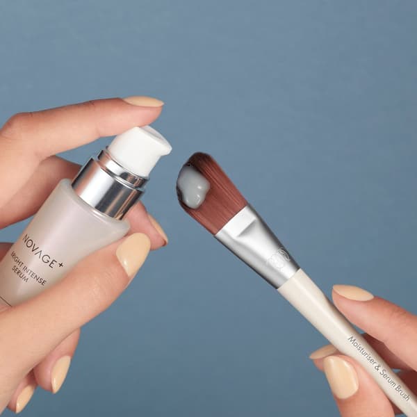 Oriflame-sivellin seerumeille ja voiteille 0 kpl.