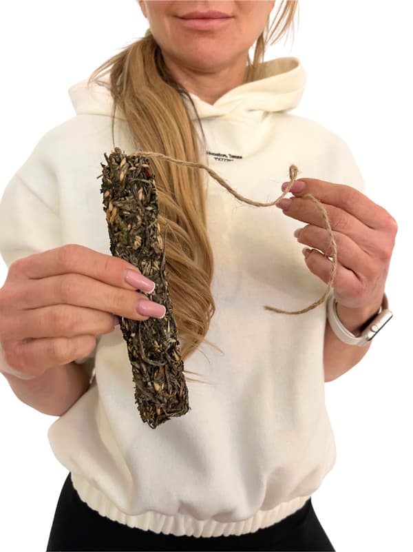 Läcker pinne med maskros och mjölmaskar - för alla papegojor