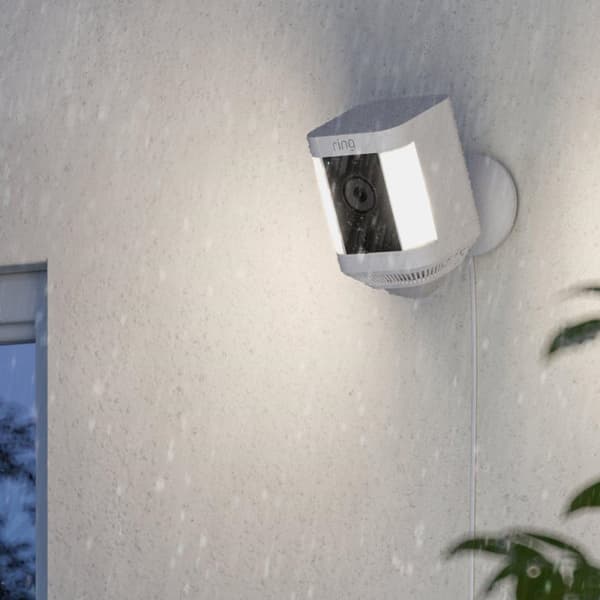 Amazon Ring Spotlight Cam Plus Plug-In Vit (8SH1S2-WEU0)