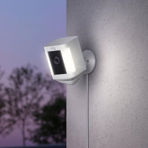 Amazon Ring Spotlight Cam Plus Plug-In Vit (8SH1S2-WEU0)
