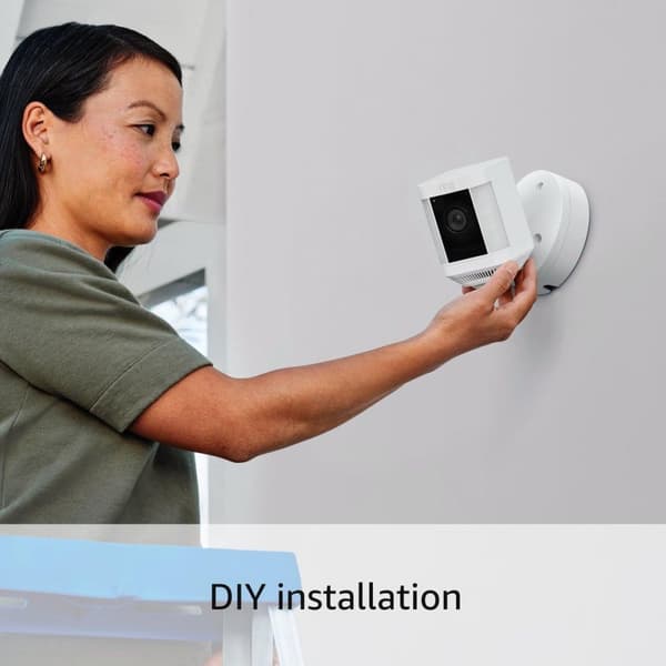Amazon Ring Spotlight Cam Plus Plug-In Vit (8SH1S2-WEU0)