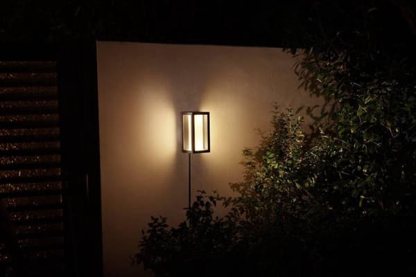 Philips Hue - Impress vägglampa - Hue Outdoor 24V - Vit & Färg Ambiance (915005842101)