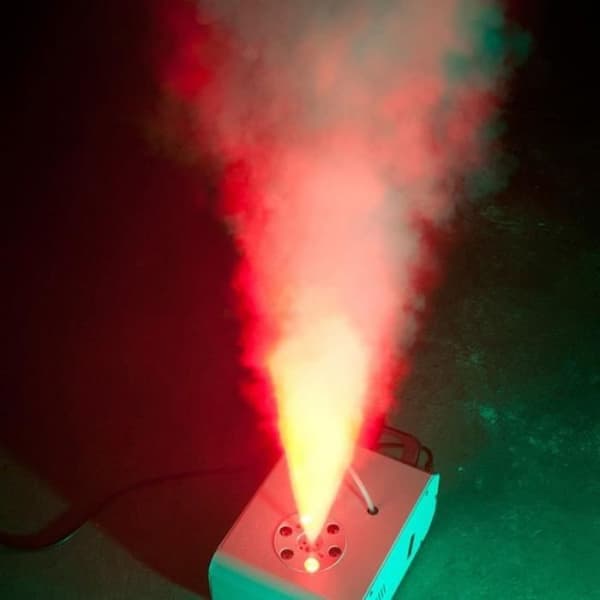 ADJ VF Volcano är en vertikal rökmaskin som lägger färg till röken tack vare sina 6 RGB-lysdioder på 3W vardera. Vit