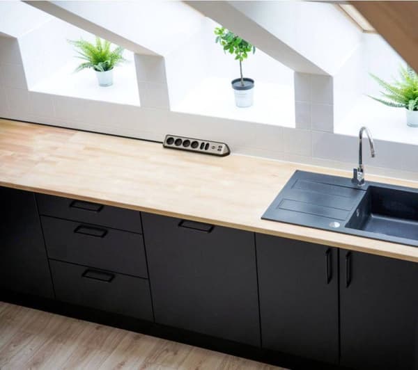 brennenstuhl®estilo hjørnestik 4-vejs (stikdåse med rustfri ståloverflade til køkken og kontor, med 4x beskyttende kontaktstik, 2x Euro-stik, 2x USB-o