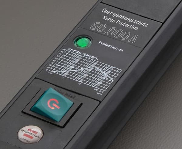 Brennenstuhl Premium-Line strømskinne 6-vejs 3m med overspændingsbeskyttelse op til 60.000 A