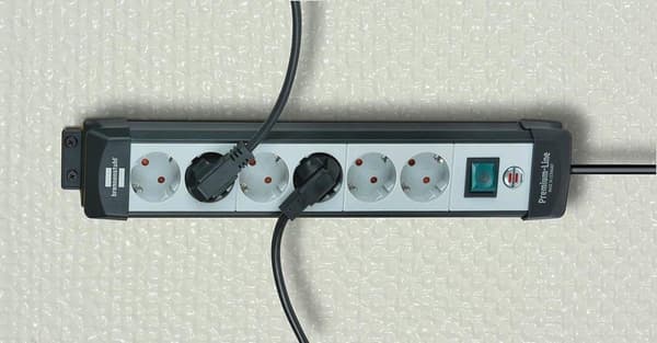 Brennenstuhl Premium-Line strømskinne med 6 kontakter / grå / sort - 3 meter